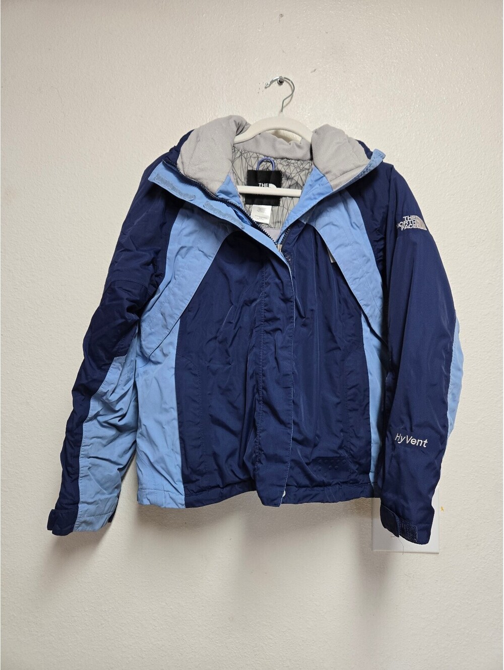 The North Face HyVent insulated ski jacket featuring a twotone blue women's Sz S